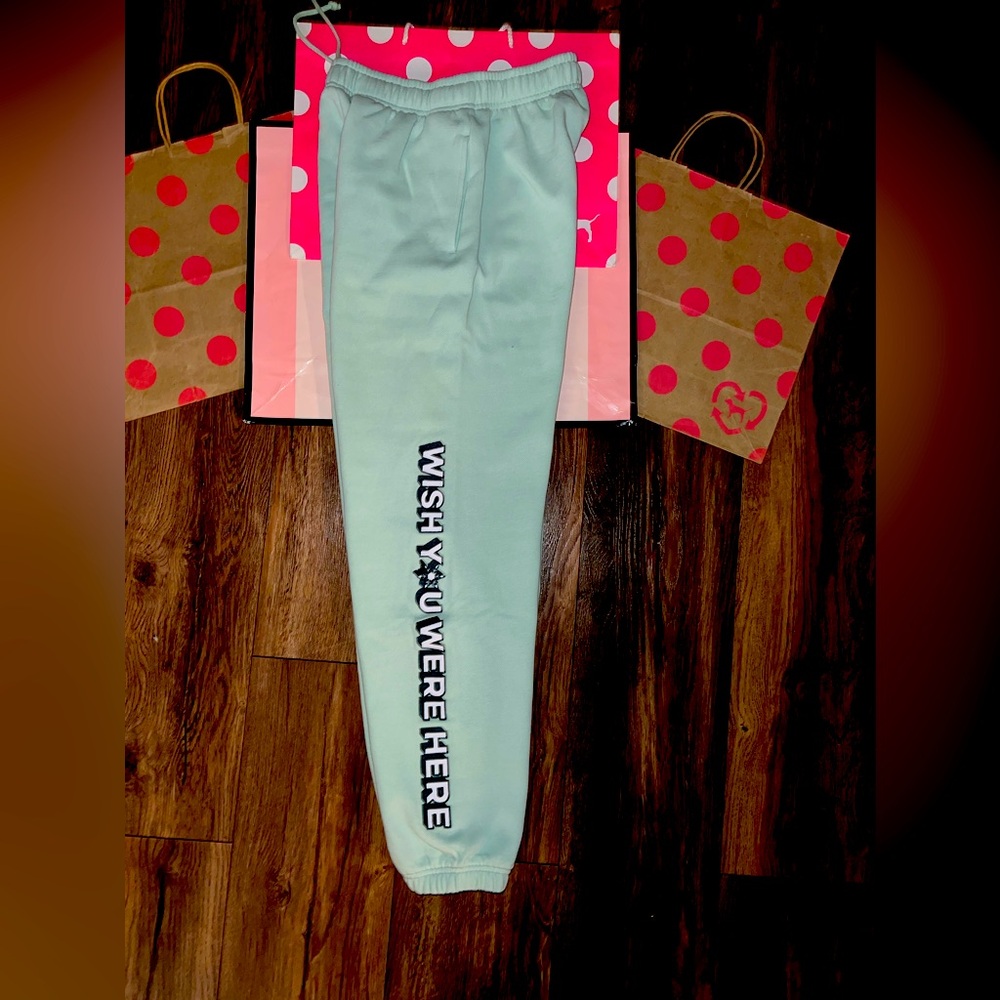 NWT VS PINK FLEECE LOGO CAMPUS SWEATPANTS.